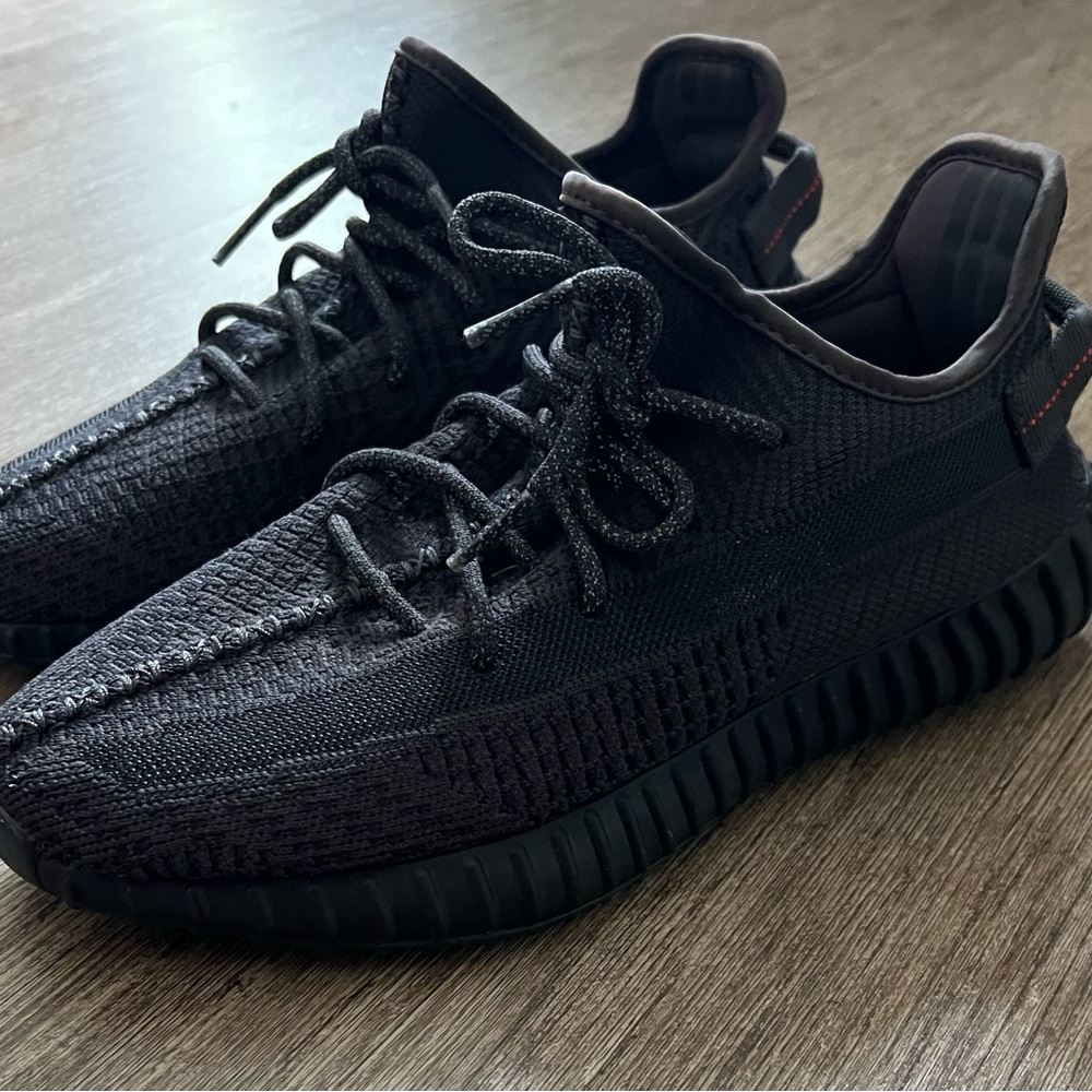 adidas Yeezy Boost 350 V2 
Black(Non-reflective)
June 2019
Size 11